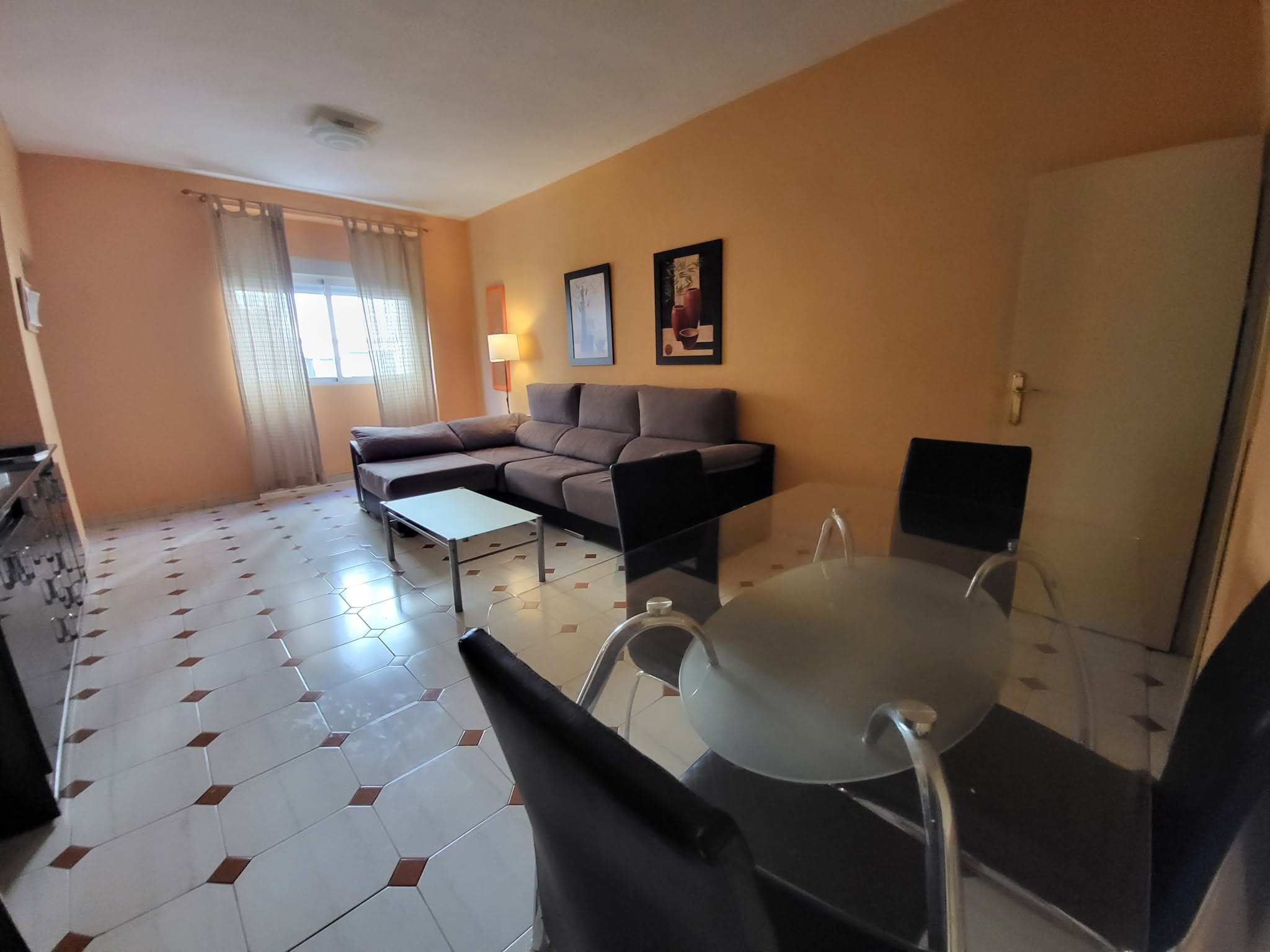 Habitación para estudiantes en Granada - Piso muy amplio y céntrico junto a la calle Recogidas de 4 dormitorios