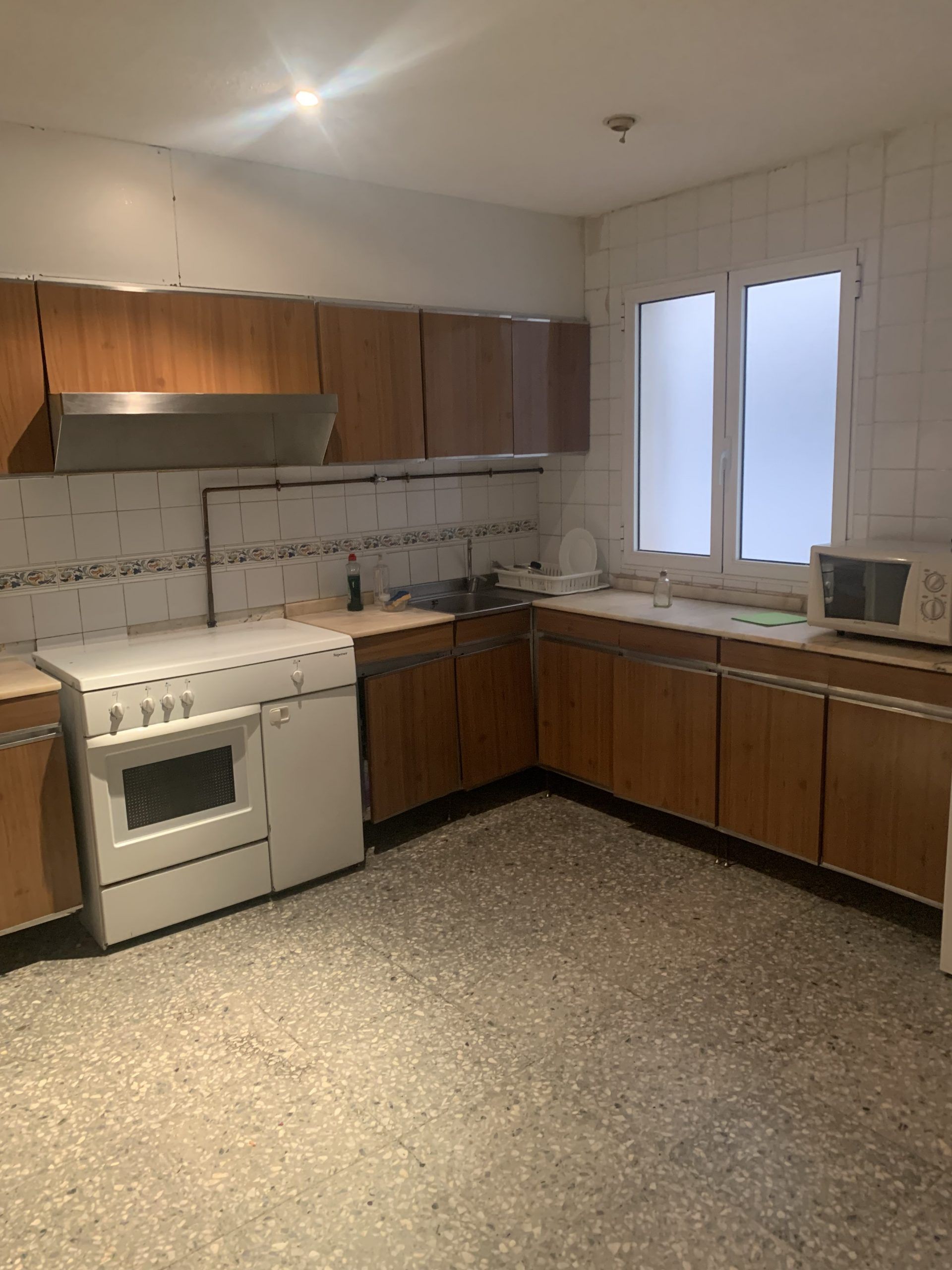 Habitación para estudiantes en España - OPORTUNIDAD!!! ENTRE PARTICULARES!! PISO DE ALQUILER EN EL CENTRO DE BILBAO ZONA URIBARRI MATIKO. piso de alquiler en el barrio de castaños fontecha y salazar huertas de la villa. exterior sin ascensor.dos habitaciones un cuarto de baño salon cocina office entrada edificio rehabilitado en 2019 habitacion adaptada para teletrabajar requisitos dos meses de fianza y dos meses de alquiler por adelantado. alquiler de particular a particular, sin comision. gastos de comunidad incluidos en el precio. 830 €/mes 84 m² 2 hab. piso en calle Fontecha y Salazar, 3, 2ª planta, Izquierda, Bilbao
