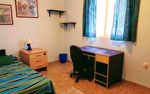 Alquilo habitacion junto universidad.Frente bar Dower's en Cuvi