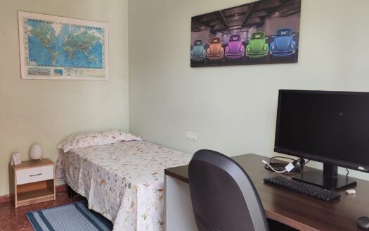 Amplia habitación para estudiantes con baño exclusivo en piso compartido con familia en Cuvi