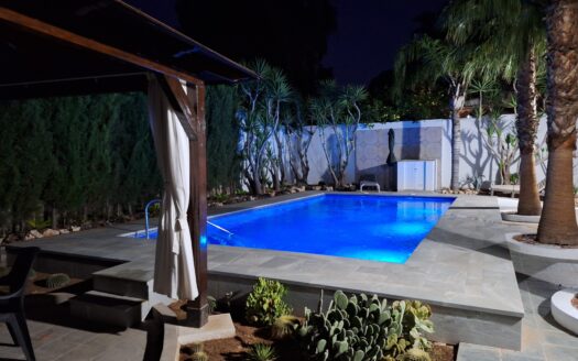 Chalet amplio en urbanización con piscina, barbacoa, jardín y más. 4 chicas estudiantes. en Cuvi