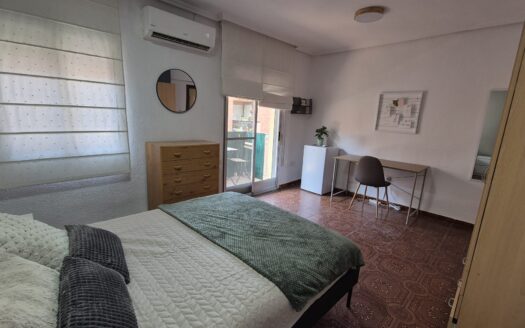 Hermosa y amplia habitación con balcón y nevera propia en Cuvi