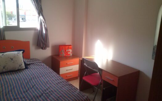 PISO COMPARTIDO CON 3 HABITACIONES, PARA 2 PERSONAS. en Cuvi