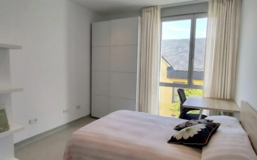 Habitaciones para chicas estudiantes – Planta de dormitorios con baño compartido, gastos incluidos y cerca de la Universidad en Cuvi