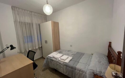 Alquiler habitacion piso compartido estudiantes en zona de Hipercor en Cuvi